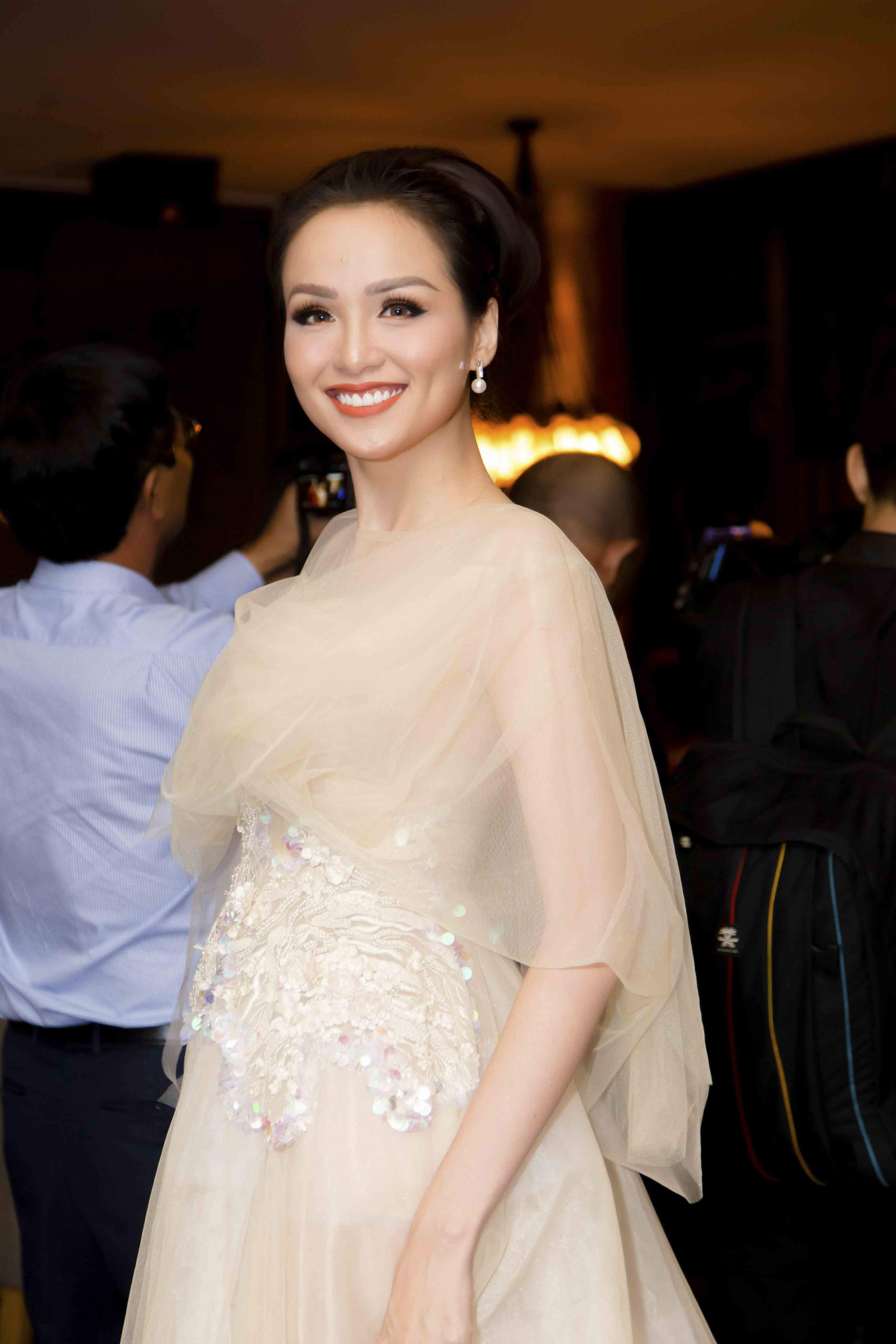 Trong khi đó, Hoa hậu Diễm Hương chọn chiếc đầm voan nhẹ nhàng, tinh tế, tôn được vẻ đẹp yêu kiều, rạng rỡ
