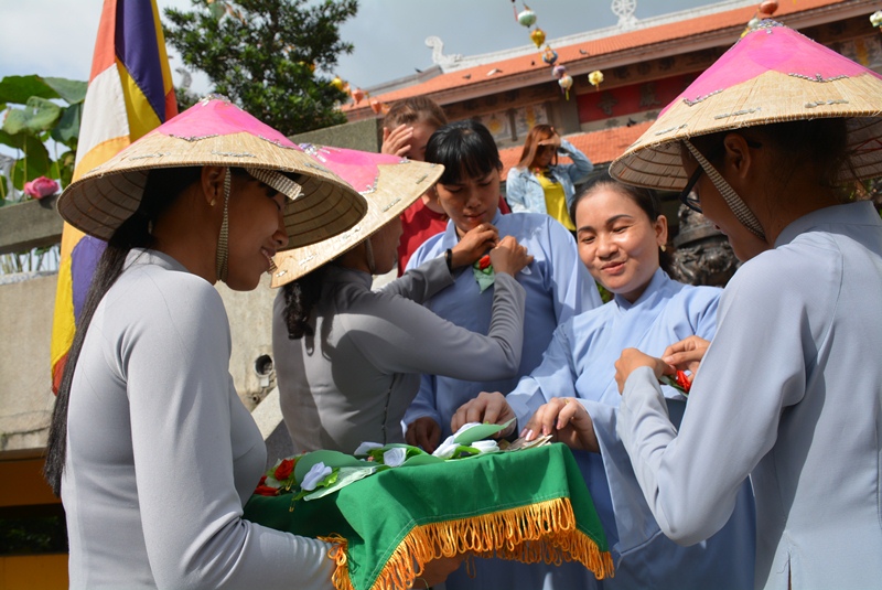 Những bông hồng với 3 màu trắng, đỏ, hồng sẽ mang những ý nghĩa khác nhau. Bông hồng cài áo sẽ nhắc nhớ người con nhớ về đức sinh thành của mình.