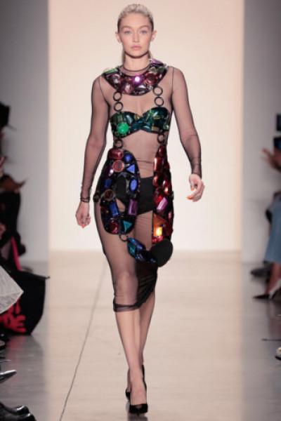 Siêu mẫu Gigi Hadid diện bộ váy được gắn những viên đá lấp lánh, lạ mắt trong BST của Jeremy Scott.