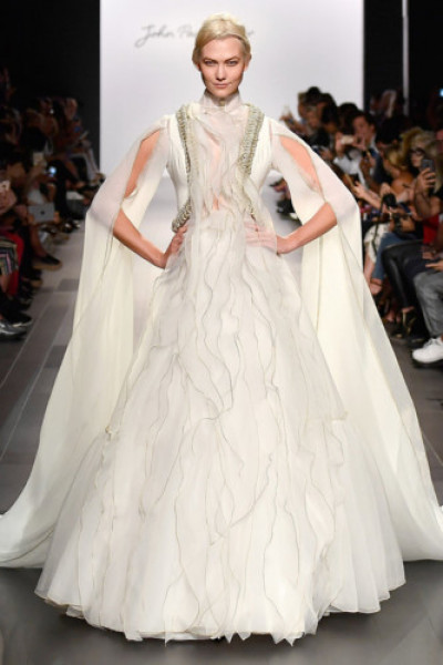Karlie Kloss lộng lẫy trong chiếc váy cưới trắng của John Paul Ataker.