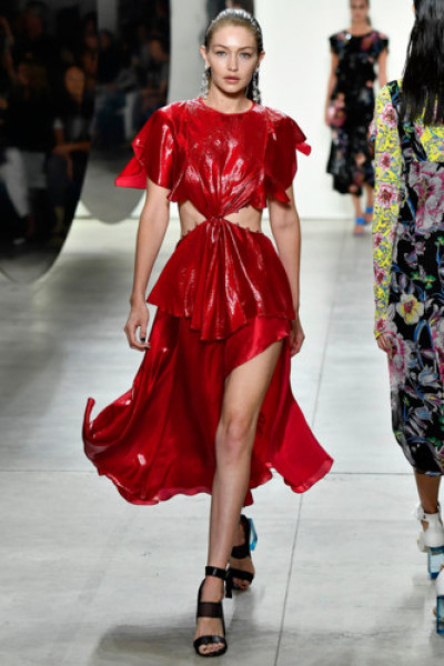Gigi Hadid nổi bật với chiếc váy đỏ, xẻ sâu của Prabal Gurung.