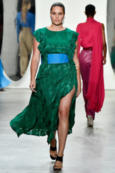 Mặc dù có thân hình đẫy đà, người mẫu béo Candice Huffine vẫn cuốn hút với bộ váy xanh với điểm nhấn là chiếc đai bản rộng của NTK Prabal Gurung.