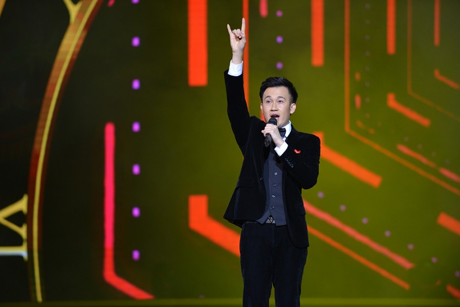 Ca sĩ Dương Triệu Vũ khuấy động sân khấu bằng những bản nhạc và vũ điệu soi động.