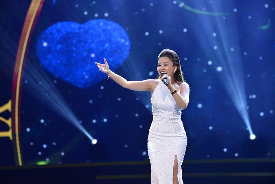 Ca sĩ Dương Hoàng Yến váy trắng tinh khôi, duyên dáng với giọng hát đầy nội lực.