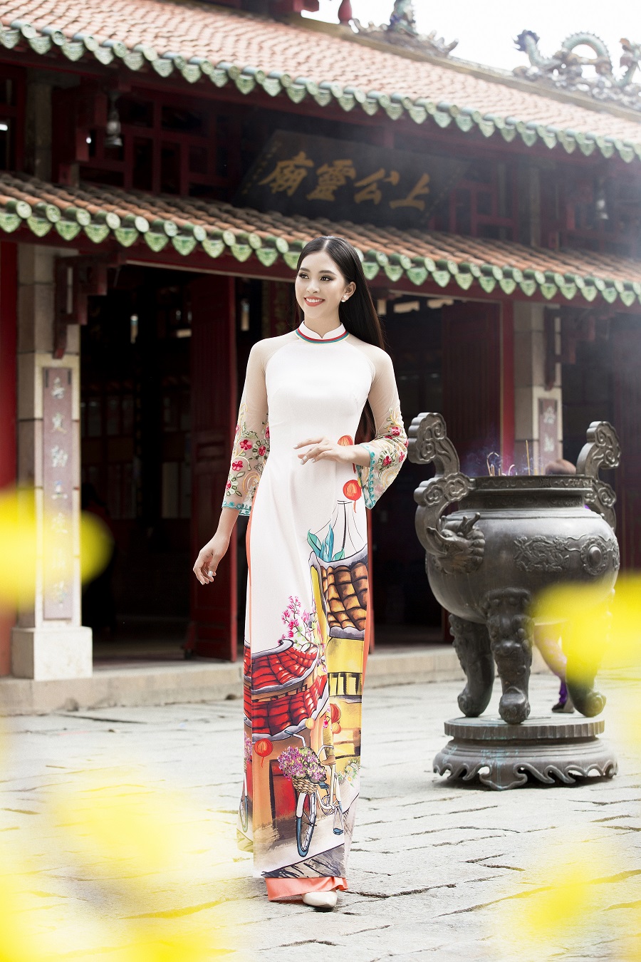 NTK Ngô Nhật Huy gửi gắm BST Xuân 2019 cho Hoa hậu Tiểu Vy với chất liệu lụa bóng và gấm,  thiết kế phần cổ được phá cách và lối phối màu tươi sáng