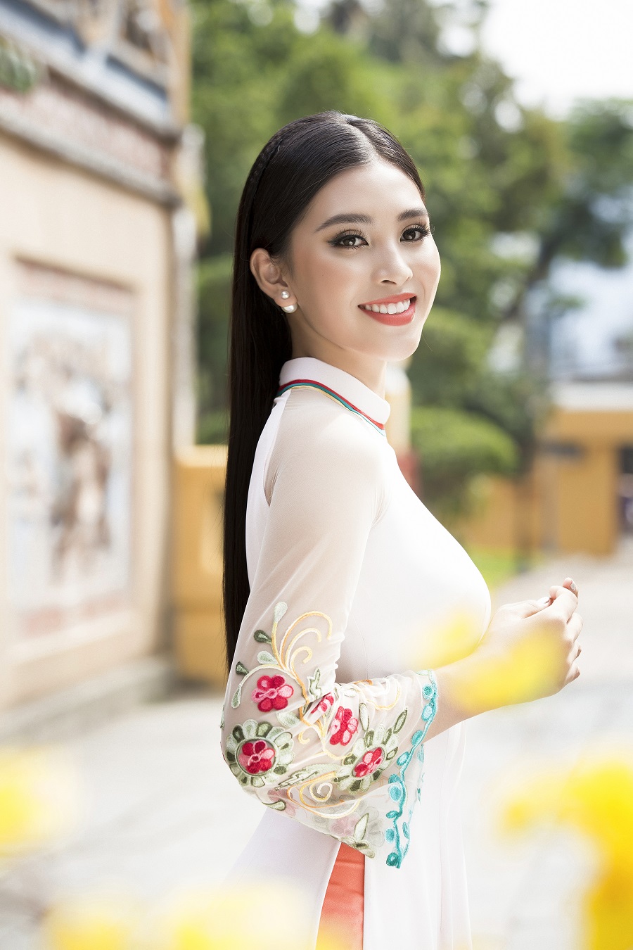 Vốn là người con của của vùng đất cổ kính Hội An, khoác lên thiết kế xuân lấy cảm hứng từ chính quê hương của mình, Tiểu Vy càng làm tôn lên đường nét duyên dáng của cô gái Việt trong tà áo dài truyền thống