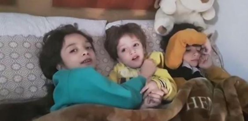 Rồi trong một đoạn video ngắn, 3 chị em Alabed cùng ở trong một phòng ngủ. Alabed nói: 