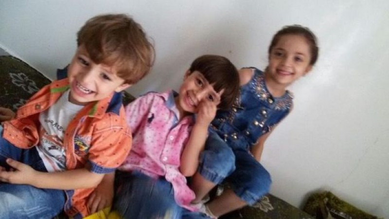Trong một ảnh khác, Alabed xuất hiện cùng với hai người em Mohamed (5 tuổi) và Noor (3 tuổi) với thông điệp: 