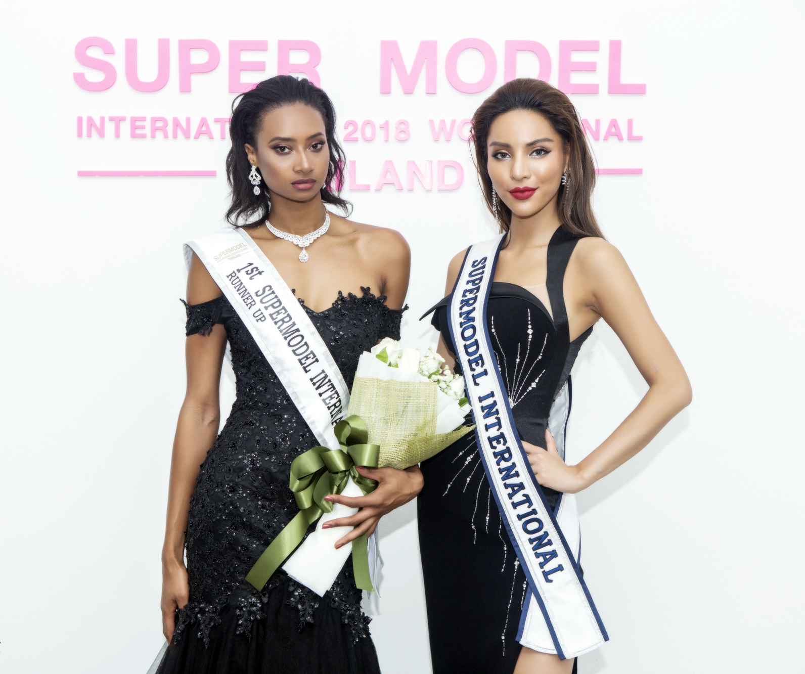 Năm 2018, vượt qua nhiều thí sinh đến từ 30 quốc gia, Dương Ngọc Khả Trang (phải) đoạt giải Quán quân Siêu mẫu Quốc tế - Super Model International tại Thái Lan. 