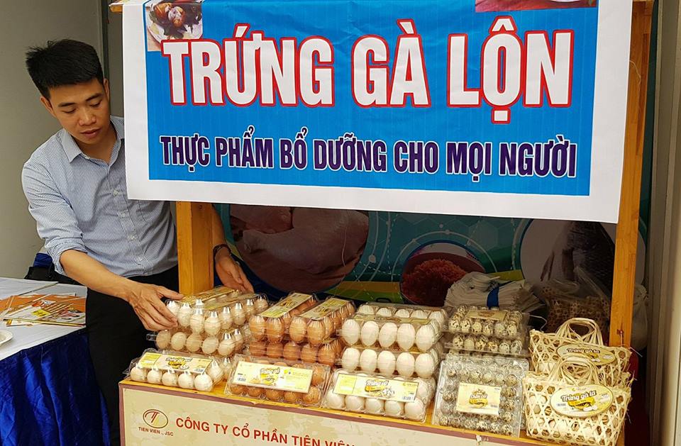 Ngoài trứng gà thông thường, người tiêu dùng còn có thêm lựa chọn với trứng gà lộn hay món trứng gà nướng tại các gian hàng.