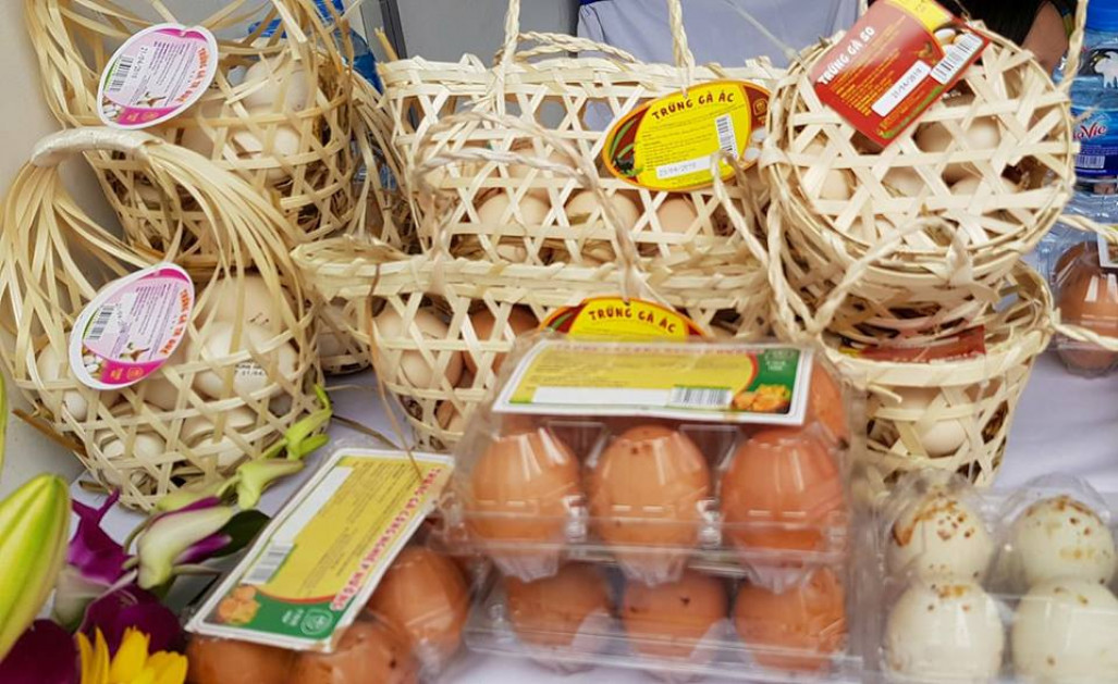 Các loại trứng được sản xuất trong trang trại hiện đại, đảm bảo vệ sinh, được đóng gói trong các vỉ nhựa hoặc giỏ mây, giá bán từ 35.000 đồng/chục. 