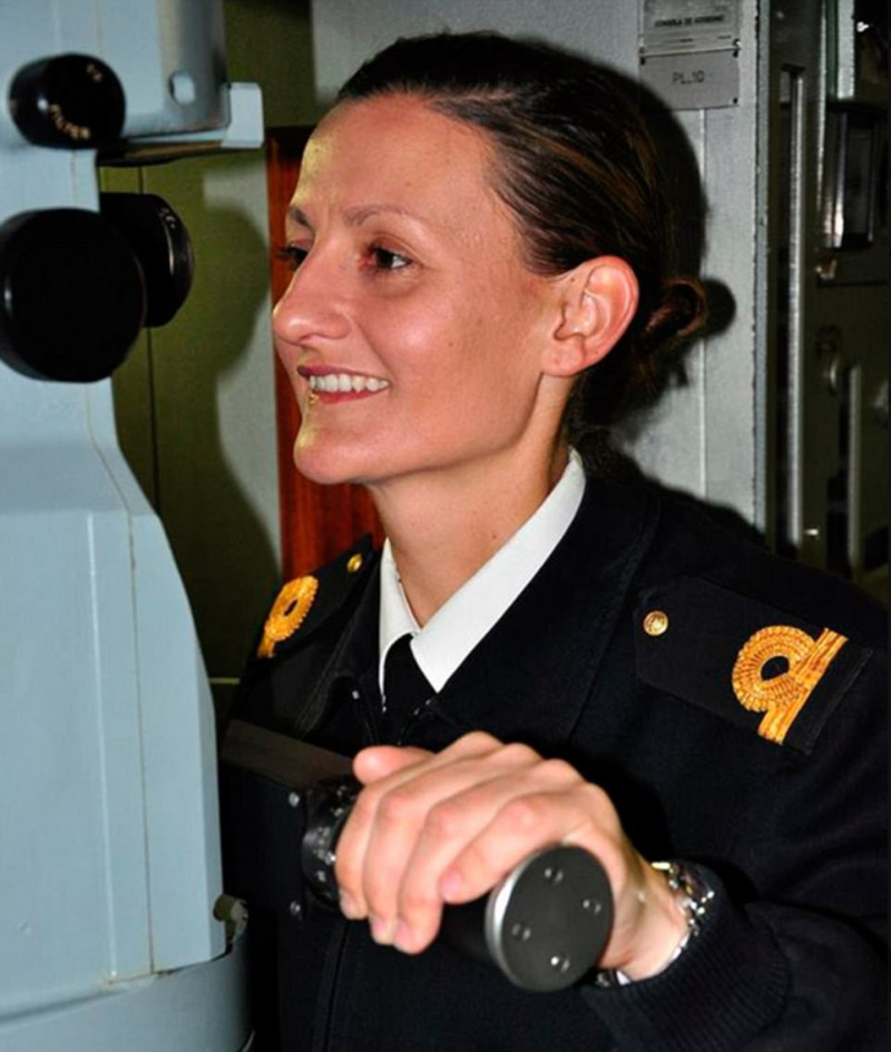 Nữ thủy thủ tàu ngầm Eliana sinh ra ở Misiones, vùng Đông Bắc Argentina. Cô gia nhập quân đội năm 2004. Cô tốt nghiệp Trường đào tạo thợ lặn và sỹ quan tàu ngầm Argentina năm 2012 và trở thành một trong số 3.000 phụ nữ Argentina phục vụ hải quân. 

