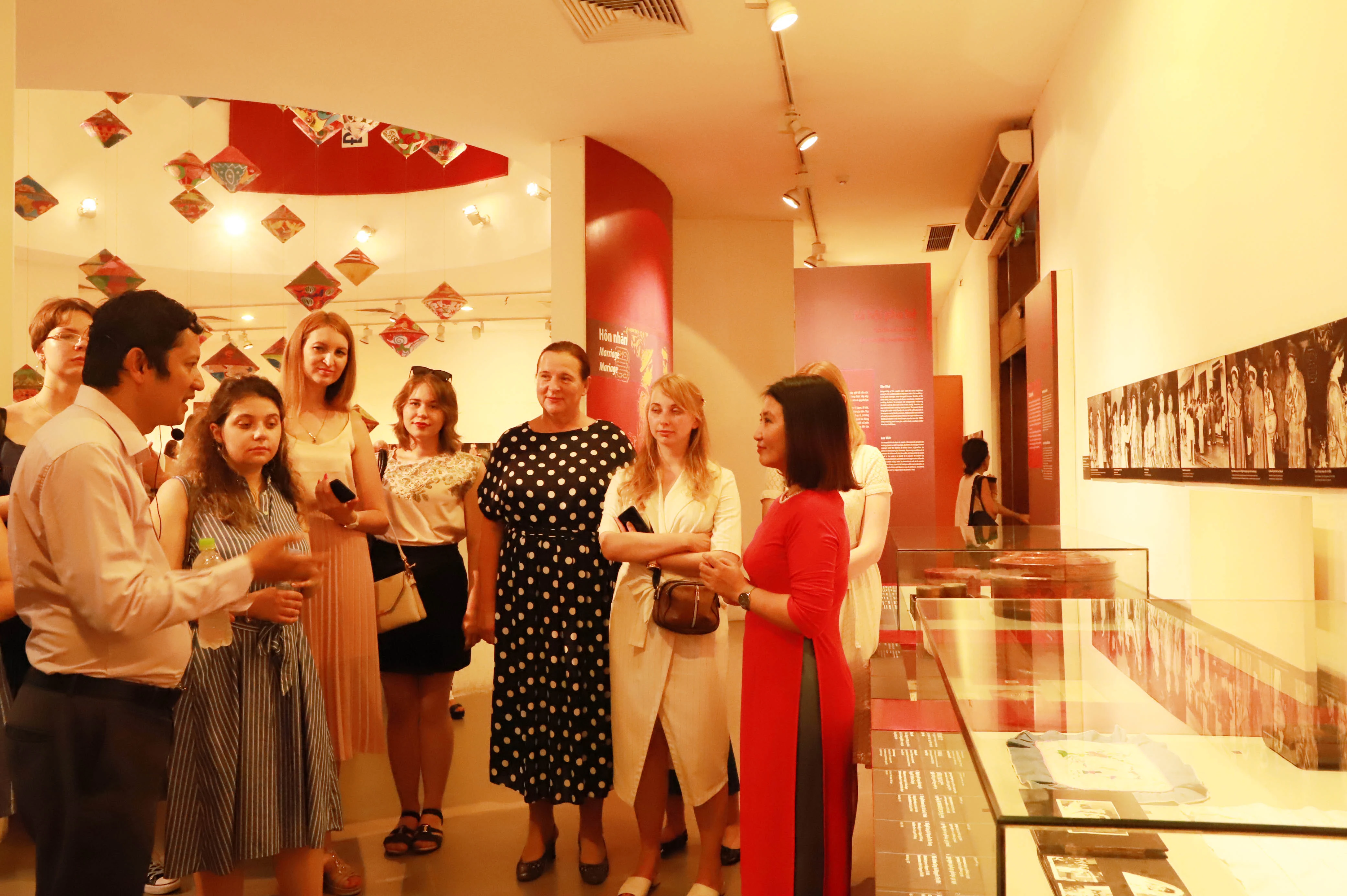Tham quan tất cả các nội dung trưng bày của bảo tàng, bà Umnova Irina cùng các đại biểu phụ nữ Nga quan tâm nhiều đến vai trò của người phụ nữ Việt Nam trong gia đình, sự đa dạng trong các nghi lễ tập tục cưới hỏi của người Việt Nam, các vị thuốc nam dành cho phụ nữ…