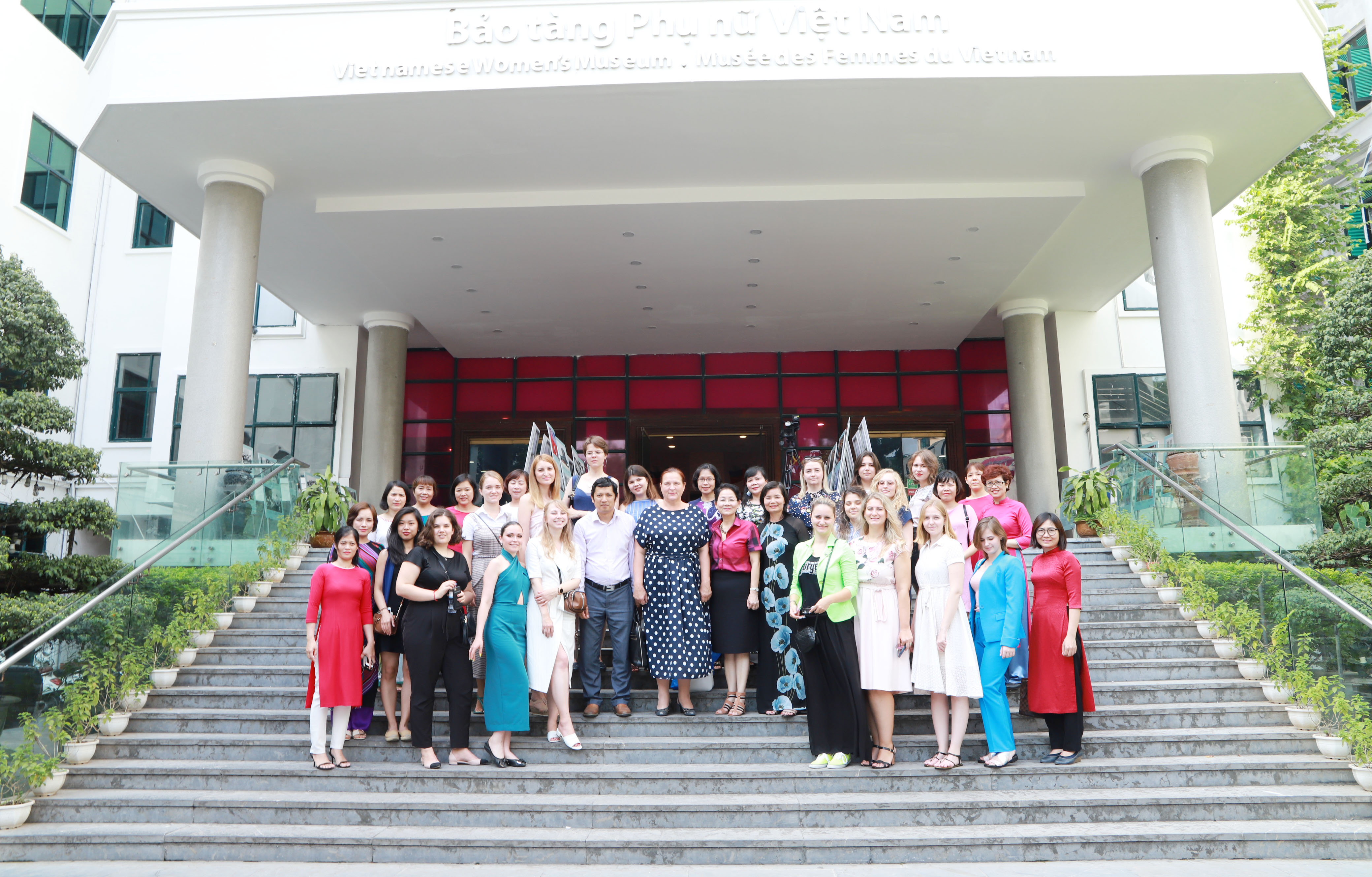 Phó Chủ tịch Hội LHPN Việt Nam Trần Thị Hương và bà Umnova Irina Anatolyevna cùng các đại biểu chụp ảnh lưu niệm trước Bảo tàng Phụ nữ Việt Nam.