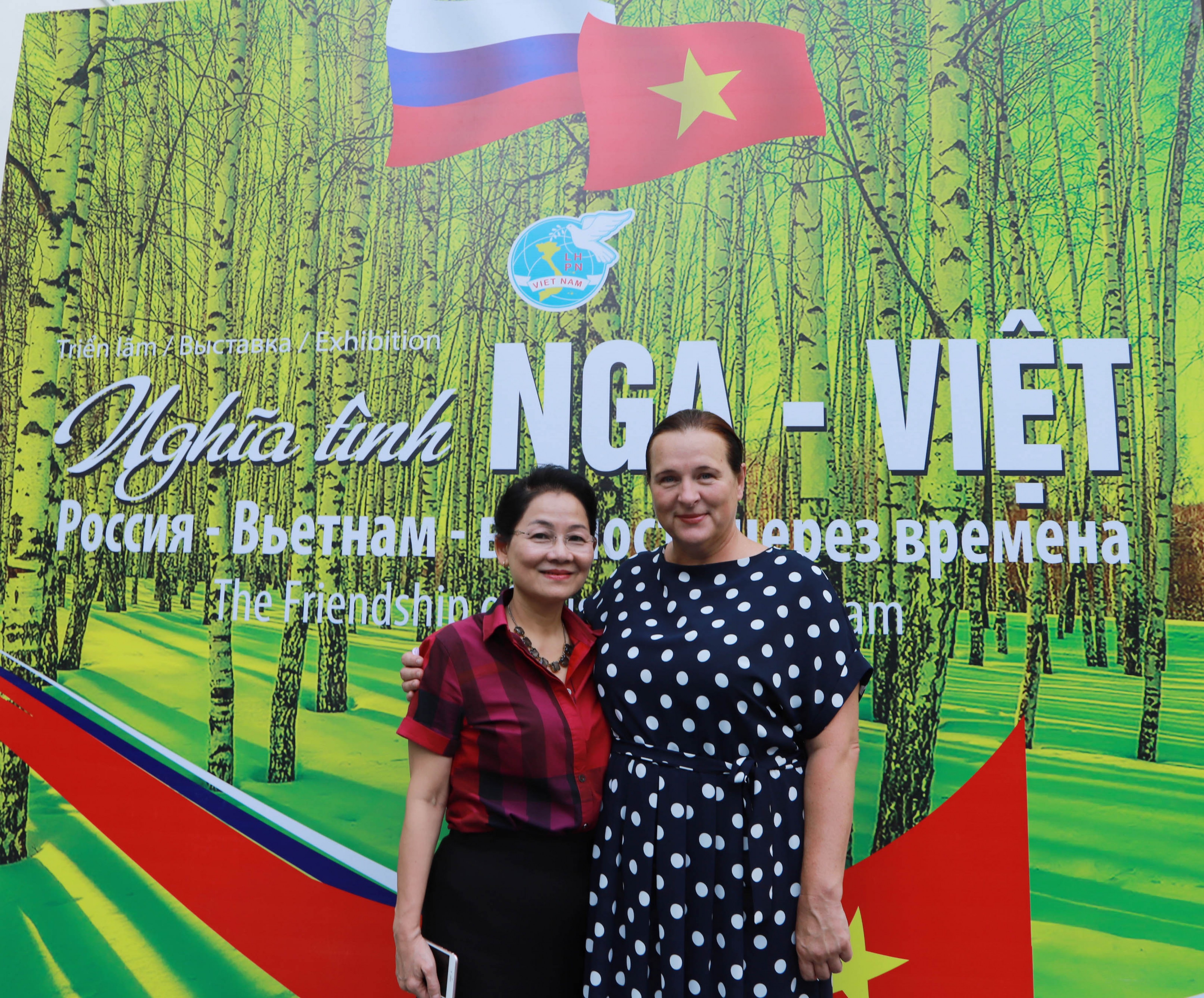Phó Chủ tịch Hội LHPN Việt Nam Trần Thị Hương và bà Umnova Irina Anatolyevna đứng trước triển lãm 