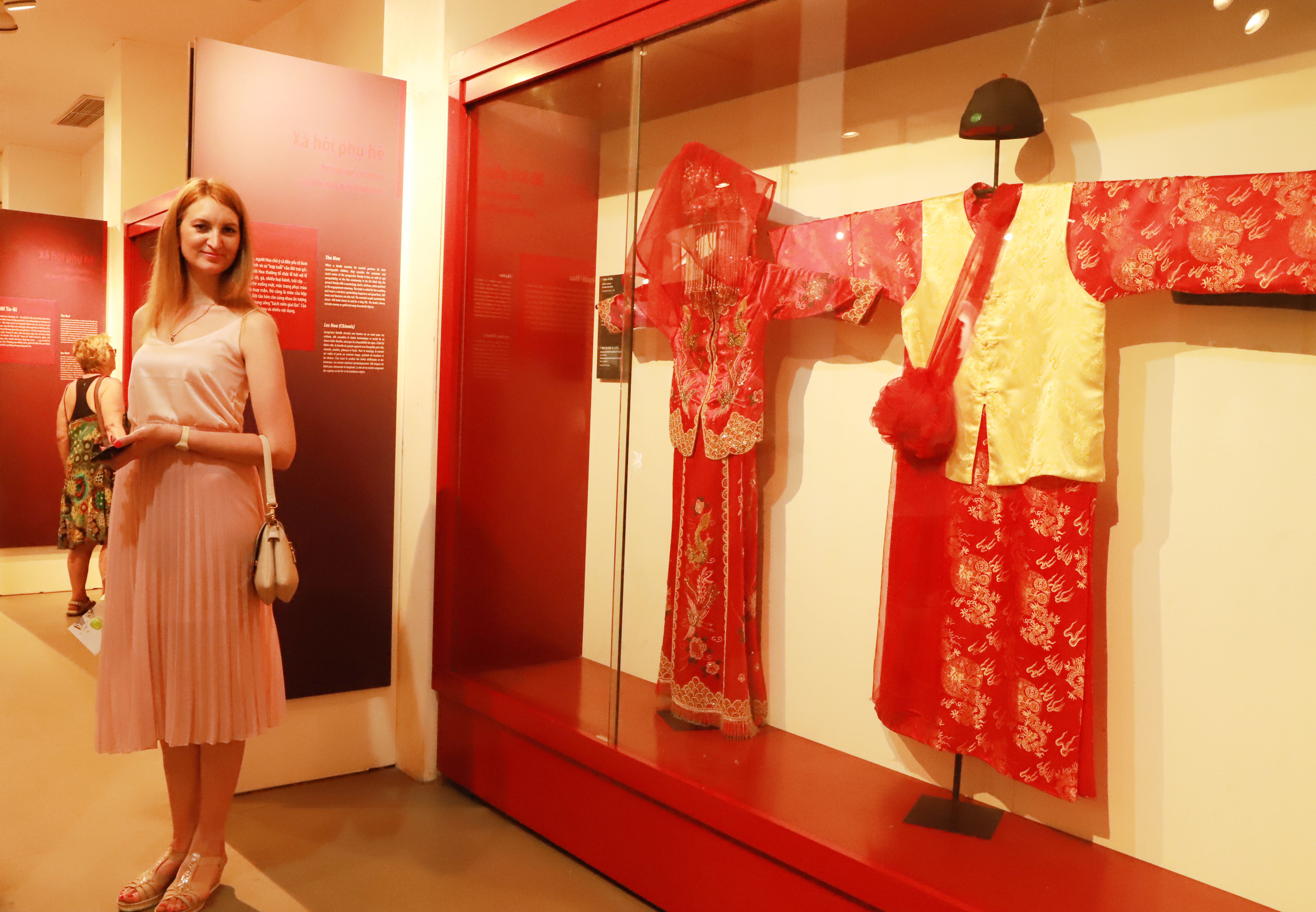 Các bạn Nga đặc biệt chú ý và thích thú với những họa tiết được thêu tay trên những bộ trang phục truyền thống của phụ nữ các dân tộc Việt Nam và thể hiện sự trân trọng tới công sức của những người phụ nữ đã làm nên những bộ trang phục này. 