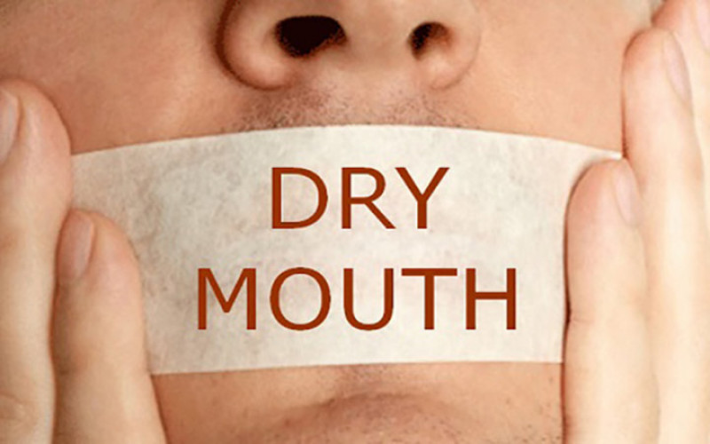 Khô miệng: Dấu hiệu đầu tiên cho sự thiếu nước của cơ thể. Việc uống nước sẽ giúp làm ẩm miệng và cổ họng, giúp cơ thể khỏe mạnh hơn.