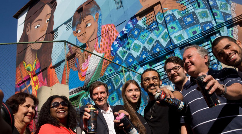 Ông Marcelo Crivella - Thị trưởng thành phố Rio de Janeiro (thứ 3, từ trái sang) cho biết bức tranh này sẽ được đệ trình lên ủy ban kỷ lục Thế giới Guinness để xem xét công nhận kỷ lục thế giới cho một tác phẩm khổng lồ do phụ nữ thực hiện. 