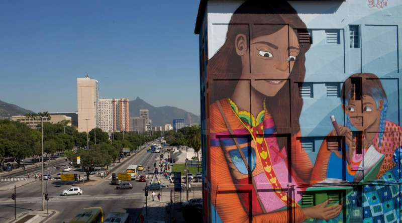 Đây là tác phẩm đầu tiên trong số 20 bức tranh tường mà tòa thị chính Rio de Janeiro tài trợ nhằm biến không gian công cộng ở đô thị thành cảnh vật nghệ thuật.