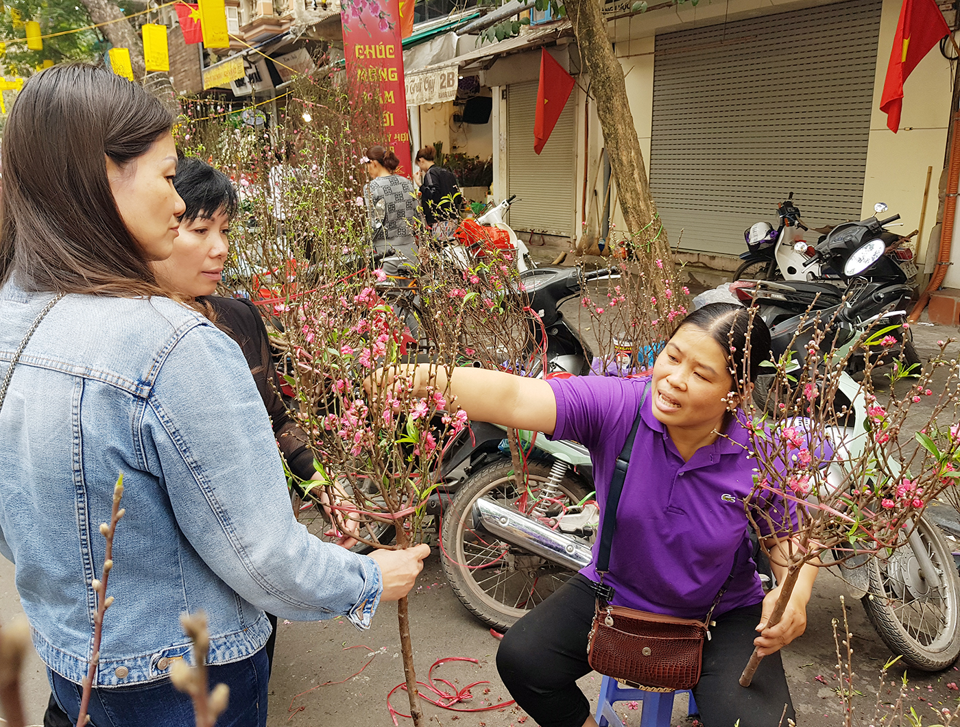 Những cành đào nhỏ xinh để cắm trên ban thờ cũng được 