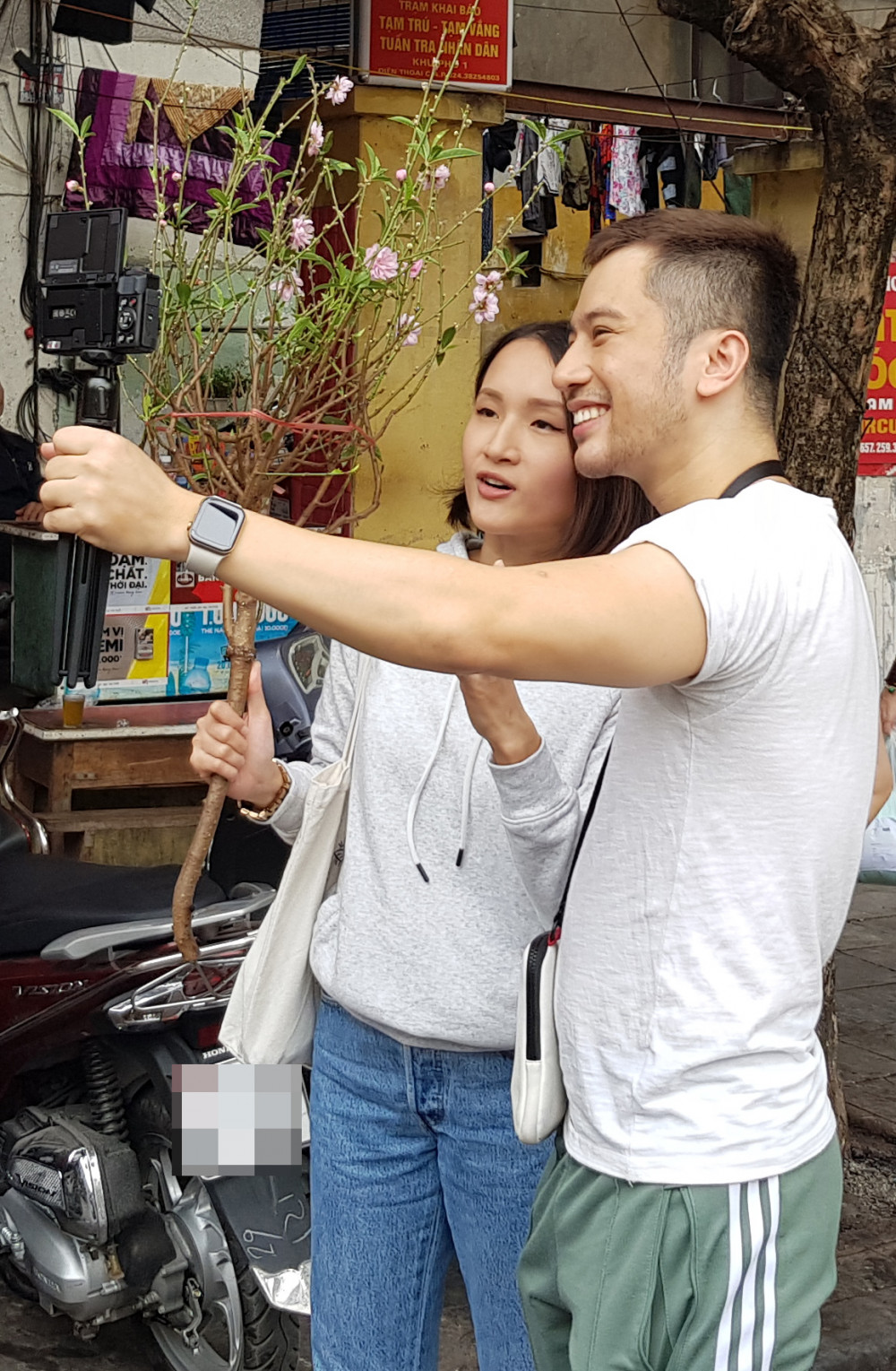 Đôi bạn trẻ cũng tranh thủ selfie với hoa đào