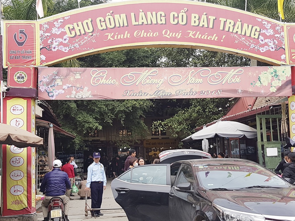 Khu vực tấp nập người tham quan, mua sắm nhất là chợ gốm Bát Tràng