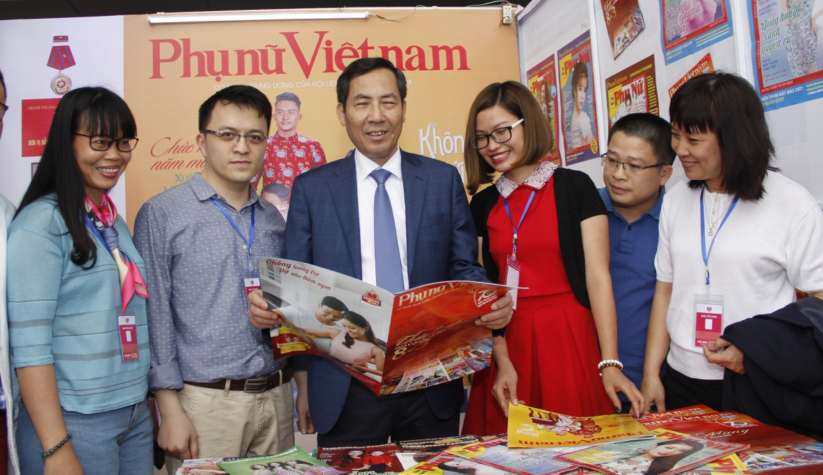 Ông Thuận Hữu, Chủ tịch Hội Nhà báo Việt Nam, đã đến thăm gian trưng bày và chụp ảnh lưu niệm cùng đội ngũ làm báo Phụ nữ Việt Nam.
