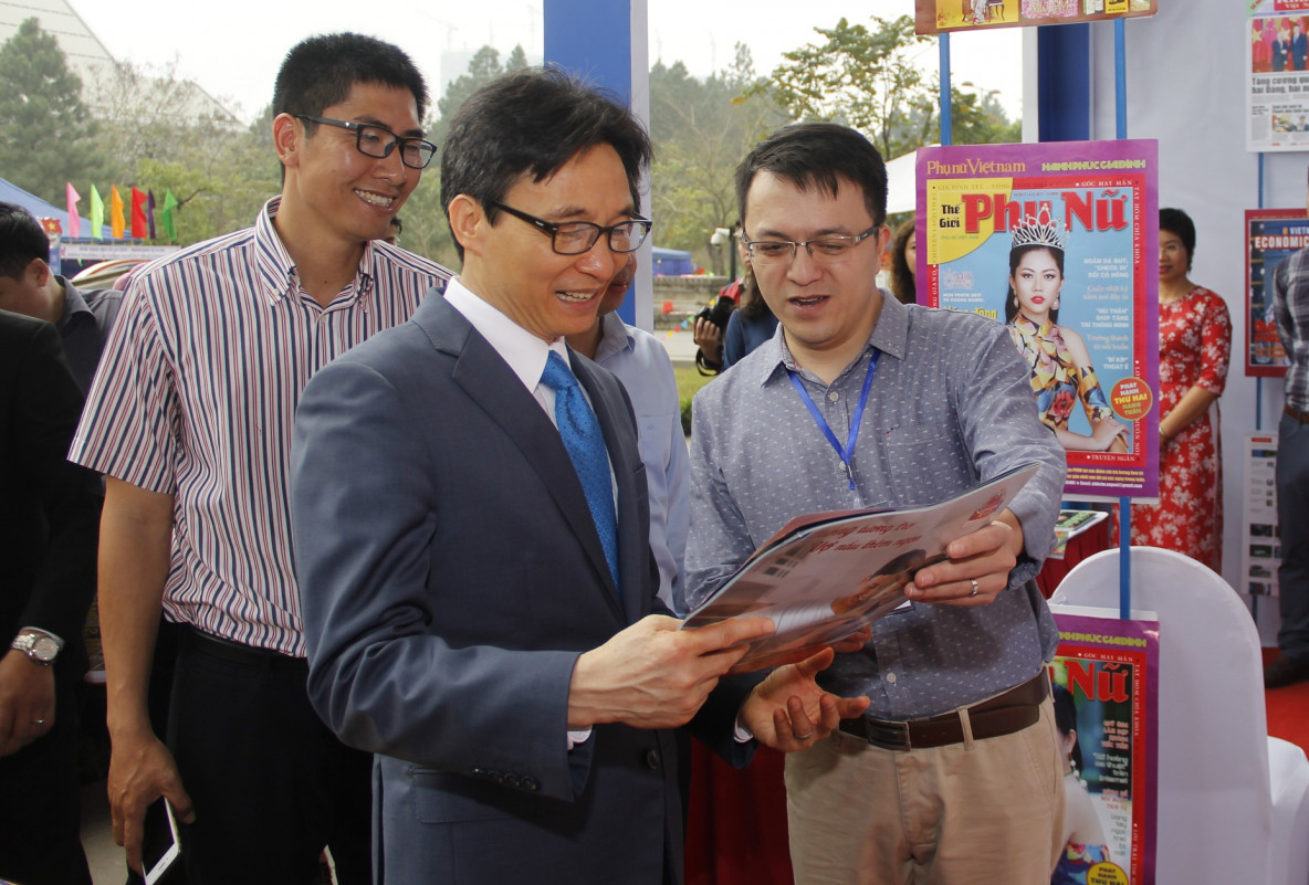 Tại gian trưng bày của Báo Phụ nữ Việt Nam, Phó Thủ tướng Chính phủ Vũ Đức Đam đã đến thăm và trò chuyện, hỏi thăm và động viên cán bộ, phóng viên của Báo.