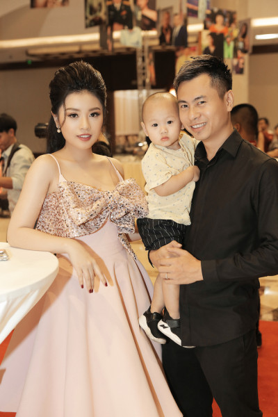 Nhạc sĩ Dương Cầm cùng con trai chụp hình chung với Thu Hằng