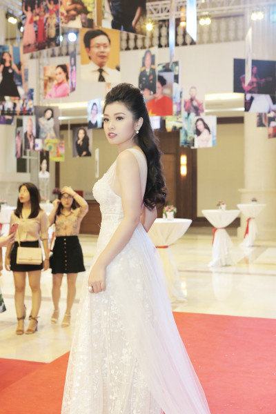 Trong Gala 20 năm giải Sao Mai, Thu Hằng xuất hiện lộng lẫy với 2 bộ đầm được thiết kế riêng cho mình mang phong cách công chúa, yêu kiều xinh đẹp. 