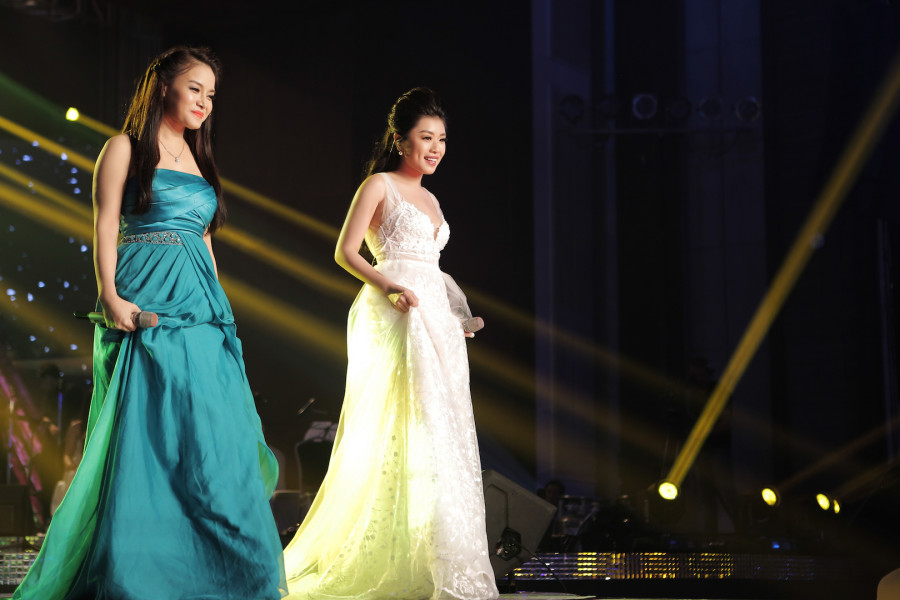 Tối qua, Thu Hằng cũng đã được chọn lựa là một trong những nghệ sĩ biểu diễn tại sân khấu đêm Gala. Cô song ca cùng với ca sĩ Đinh Trang – giải Nhì dòng nhạc Thính phòng năm 2013.