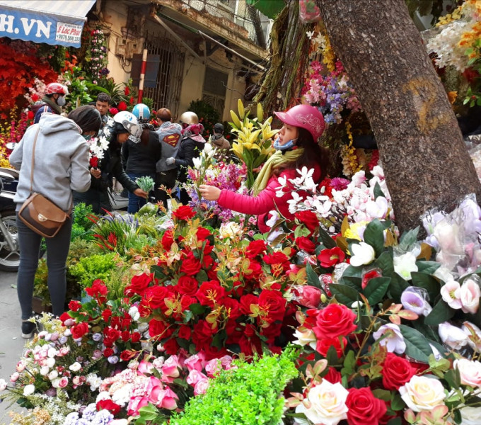 Các cửa hàng bán hoa giả trên phố Hàng Rươi (Hà Nội) luôn tấp nập khách hàng. 