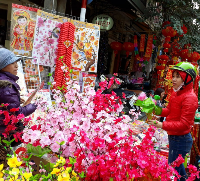 Khách mua hàng có thể chọn những cành hoa đặc trưng ngày Tết như hoa đào, hoa mai, hoa lan... với giá từ 20.000 đồng/cành.