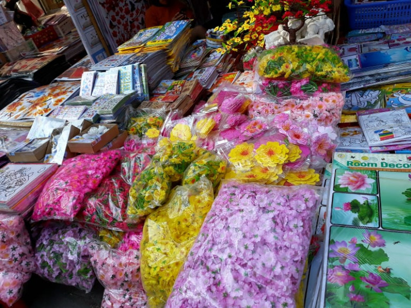 Hoa bán theo từng bịch lớn với giá vài trăm ngàn đồng/kg