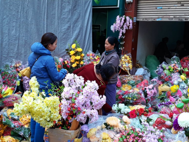 Khách hàng có thể mua hoa về tự cắm 