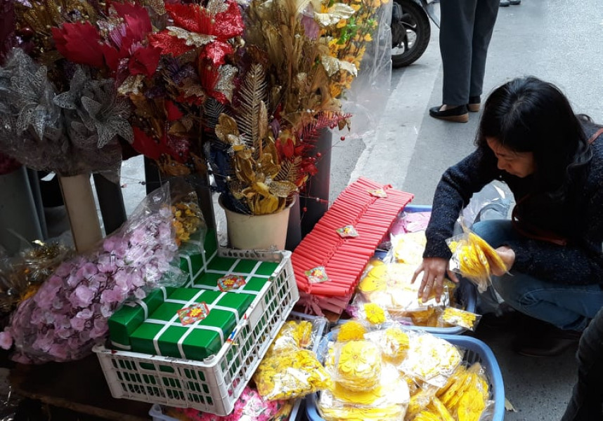 Hoa mai vàng, hoa đào phai được dán ba lớp giấy xốp, dùng để dán lên kính, có giá từ 7.000 đồng/bông. 