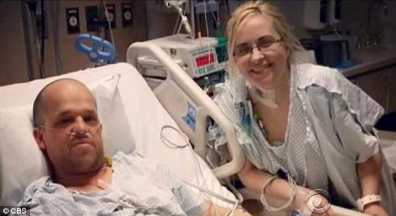 Cặp đôi Heather Krueger và Chris Dempsey trong bệnh viện