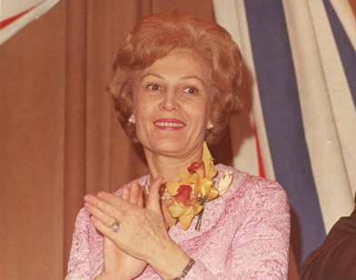 Pat Nixon là Đệ nhất phu nhân đầu tiên của Mỹ mặc quần trước công chúng. Năm 1972, vào thời gian cao điểm của phong trào phụ nữ, bà đã mặc một chiếc quần màu hồng trong sự kiện thời trang của các nhà thiết kế hàng đầu Mỹ.