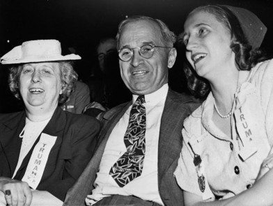 Bà Bess Truman (ngoài cùng bên trái) là Đệ nhất phu nhân sống thọ nhất trong lịch sử nước Mỹ, bà mất vào tháng 10/1982 ở tuổi 97 vì bệnh tim.