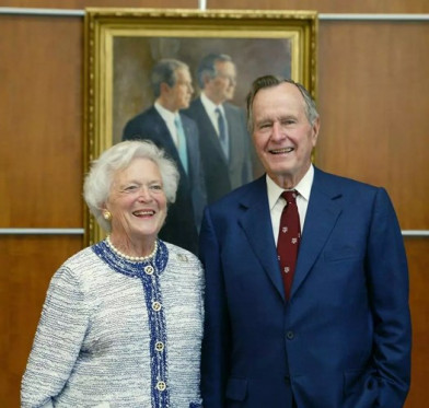 Tổng thống George H.W. và phu nhân Barbara Bush đã bên nhau trong suốt 73 năm cho đến khi Đệ nhất phu nhân qua đời năm 2018. Đây là cặp đôi có cuộc hôn nhân kéo dài nhất trong lịch sử các đời Tổng thống Mỹ.