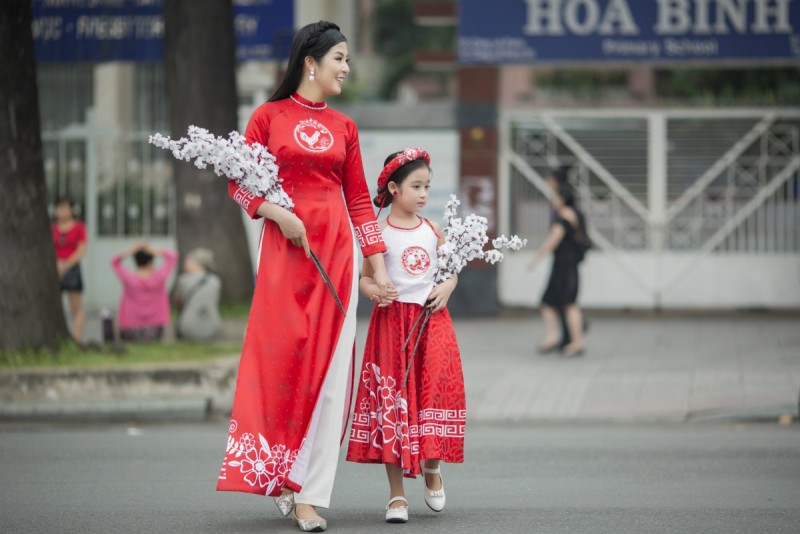 Trong suốt buổi chụp hình, Bảo Ngọc tỏ ra rất chuyên nghiệp và phối hợp ăn ý với Hoa hậu Việt Nam 2010 trước ống kính. Cô bé diện bộ yếm đáng yêu do chính Ngọc Hân tự tay thêu. Đây cũng là món quà mà Ngọc Hân tặng riêng cho ngôi sao nhí.