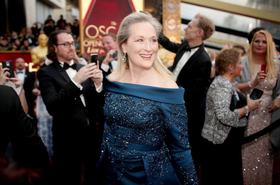 'Quý bà' từng 3 lần giành tượng vàng Oscar Meryl Streep chọn bộ đầm xanh trang nhã và khéo léo khoe bờ vai