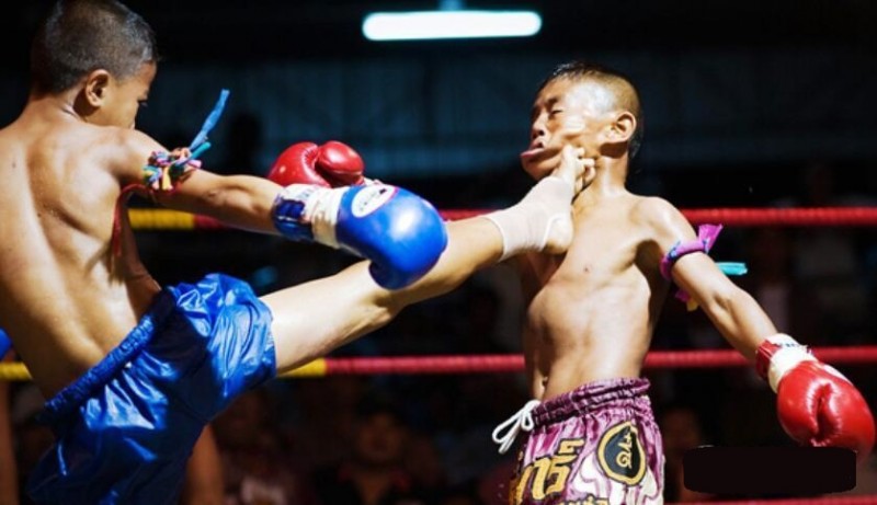 Ở Thái Lan không tổ chức thi đấu vòng tròn boxing dành cho thiếu niên, vì vậy cũng không có các biện pháp bảo hộ cho các em tham gia thi đấu. Nếu theo dõi các trận đấu bạn sẽ thấy các em nhỏ thường xuyên gặp phải thương tích như gãy chân, tay; chảy máu khắp mặt, đầu...