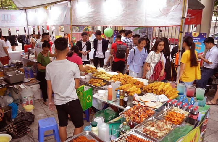 Gian hàng ẩm thực đường phố Hàn Quốc cũng thu hút nhiều du khách quan tâm. Các món ăn được bày bán chủ yếu như bánh gạo, xiên nướng, bò nướng và các loại đồ uống đặc sắc... 