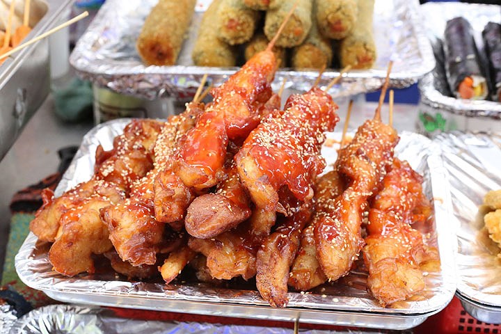 Các món ăn ẩm thực Hàn Quốc phong phú về màu sắc, đa dạng hương vị, cách chế biến như gà chiên sốt chua cay ngọt, kimbap, bánh gạo cay, bánh cá nướng, xiên nướng…