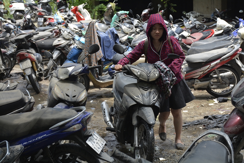 Do thời gian bị ngâm nước quá lâu khiến cho hầu hết xe máy gửi tại bãi xe này đều không hoạt động được