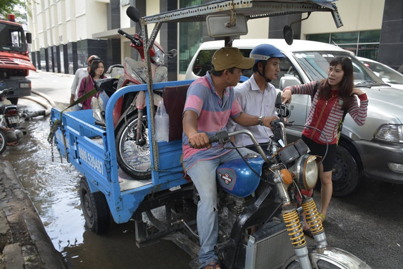 Trong khi đó, nhiều người quyết định thuê xe ba gác để đưa xe đến tiệm sửa xe hoặc chở về nhà. 