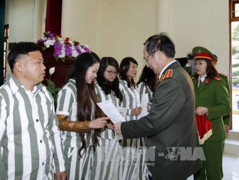 Thượng tướng Nguyễn Văn Thành, Thứ trưởng Bộ Công an, trao Giấy Chứng nhận đặc xá cho các phạm nhân tại buổi lễ