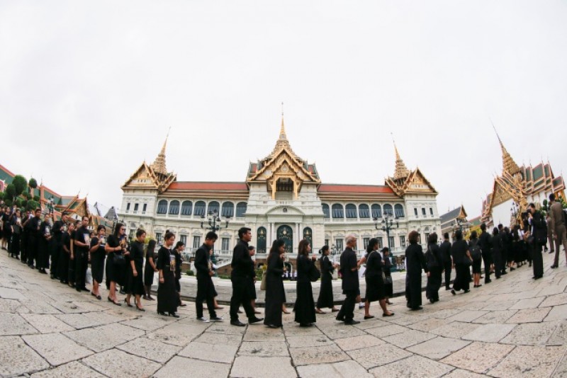 Người dân Thái Lan mặc đồ đen cầm trên tay di ảnh của Nhà Vua Bhumibol xếp hàng vào viếng. Dù đông nhưng mọi người vẫn nhẫn nại chờ đợi đến lượt của mình theo dòng người. Ban tổ chức cho phép 10.000 người được vào trong ngày.
Dòng người vào viếng Nhà Vua Bhumibol bao gồm mọi tầng lớp, đủ mọi lứa tuổi. 
