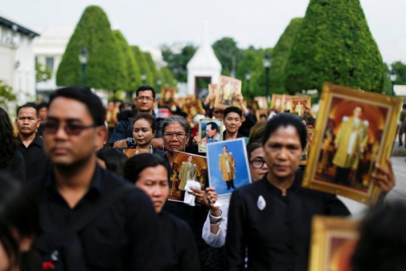 Đức vua Bhumibol Adulyadej băng hà chiều 13/10/2016, thọ 88 tuổi. Trị vì đất nước Thái Lan suốt 70 năm qua, Nhà Vua Abdulyadej được xem là biểu tượng của sự đoàn kết đất nước Thái Lan. Ông là một trong những vị vua được yêu mến nhất lịch sử Thái Lan nhờ gần 3.000 dự án về phát triển làm thay đổi cuộc sống hàng triệu nông dân nghèo. Trong hơn 2 tuần lễ qua, hằng ngày vẫn có hàng nghìn người đổ về trước cửa Cung điện Hoàng gia Phiman Rattaya ở Bangkok để bày tỏ lòng thương tiếc vị lãnh đạo hoàng gia anh minh của mình.